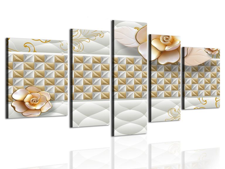 Dekorativer Wandpaneel mit goldenen Mustern und weißen Rosen.